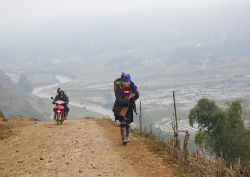 Black hmong woman carrying a basket on her back, Sapa, Vietnam