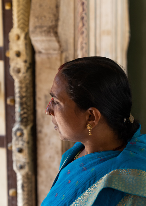 Rajasthani woman looking away in Galtaji temple, Rajasthan, Jaipur, India