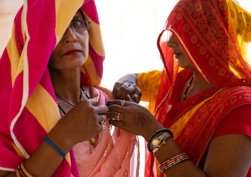 Rajasthani women in traditional clothing, Rajasthan, Jaipur, India