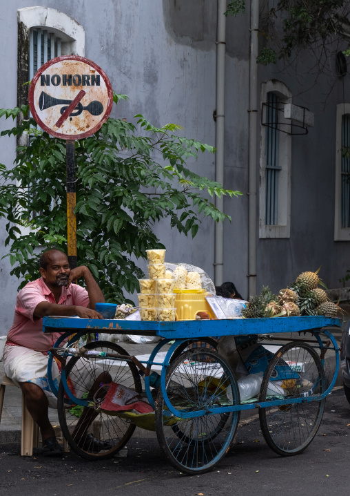 Indian man selling food under a no horn sign, Pondicherry, Puducherry, India