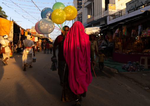 Indian woman selling balloons in the street, Rajasthan, Pushkar, India