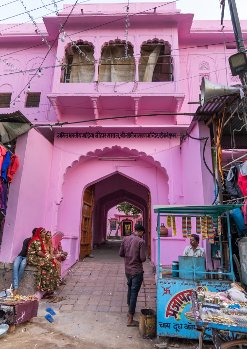 Entrance of a pink haveli, Rajasthan, Pushkar, India
