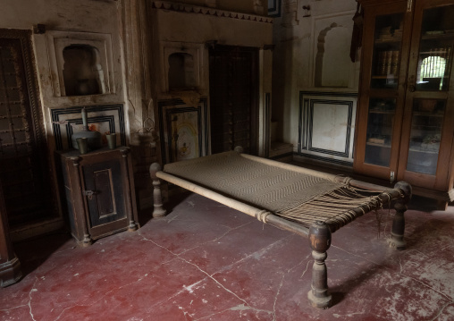 Old bed in Seth Arjun Das Goenka Haveli, Rajasthan, Dundlod, India