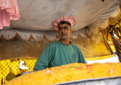 Indian man selling tradional street food, Jammu and Kashmir, Srinagar, India