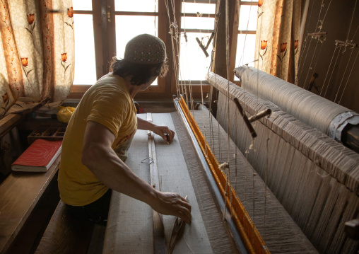 Kashmiri man weaving a pashmina scarf, Jammu and Kashmir, Srinagar, India