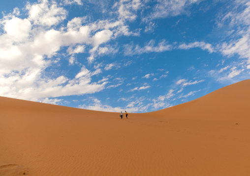 Tourists walking on a Rub al Khali dune, Najran Province, Thar, Saudi Arabia