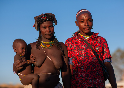 Portrait of a Muhacaona tribe family, Cunene Province, Oncocua, Angola