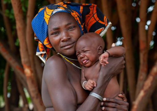 Mucubal tribe woman with her crying baby, Namibe Province, Virei, Angola
