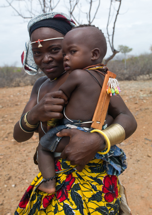 Mucubal tribe woman with her child wearing an ombeleketha talisman on the back, Namibe Province, Virei, Angola