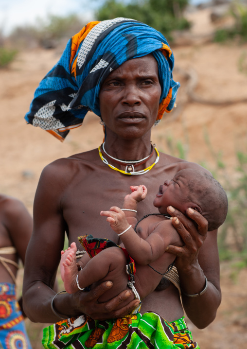 Mucubal tribe woman with her newborn child, Namibe Province, Virei, Angola