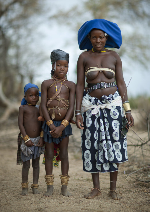 Mucubal Woman And Children, Virie Area, Angola