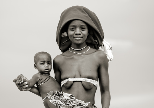 Mukubal Woman With Her Baby Wearing Oyonduthi Bra And Ompota Headdress,virie Area, Angola