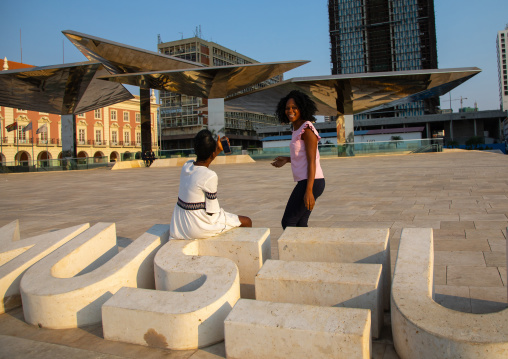 Angolan women in the Marginal promenade called avenida 4 de fevereiro, Luanda Province, Luanda, Angola