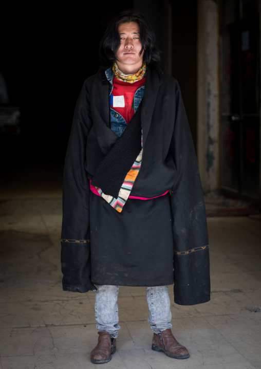 Portrait of a tibetan nomad man wearing a coat with very long sleeves to protect from the cold, Qinghai province, Tsekhog, China