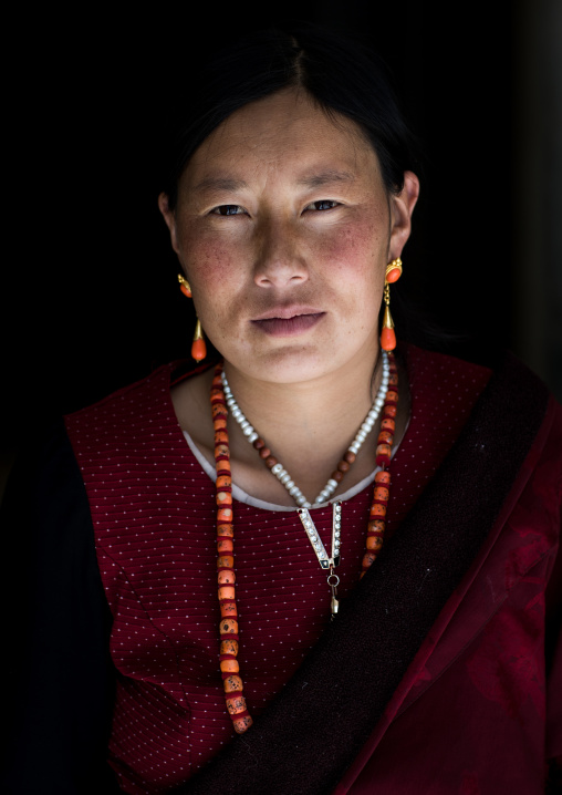 Portrait of a tibetan nomad woman, Qinghai province, Tsekhog, China