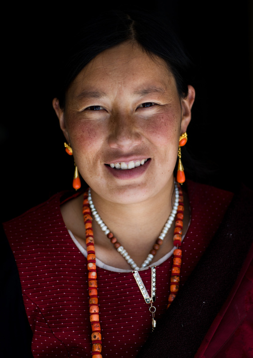 Portrait of a tibetan nomad woman, Qinghai province, Tsekhog, China
