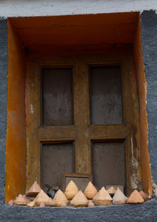 Typical tibetan window with tsatsa clay cones in Hezuo monastery, Gansu province, Hezuo, China