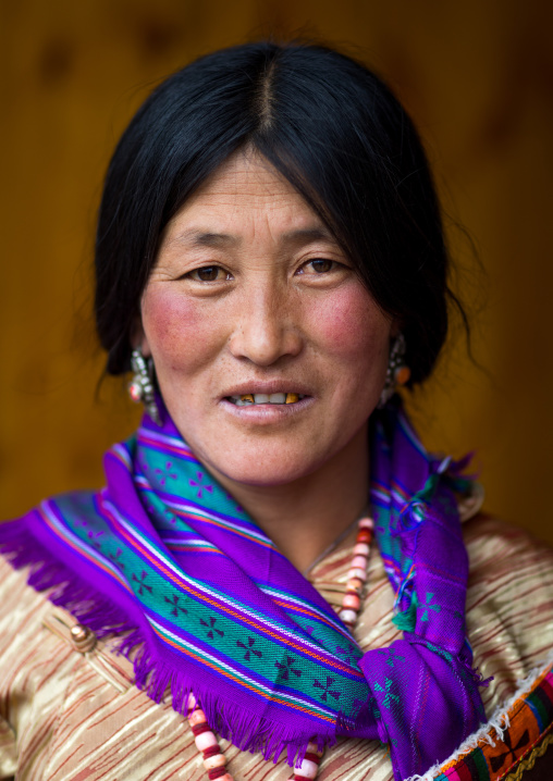 Portrait of a nyingma tibetan nomad woman during a pilgrimage in Labrang monastery, Gansu province, Labrang, China