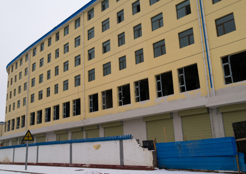 New empty apartments waiting a wave of Han chinese migrants, Qinghai province, Sogzong, China