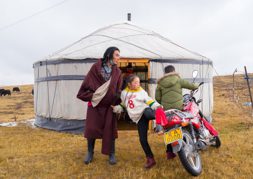 Portrait of a tibetan nomad family living in a yurt in the grasslands, Qinghai province, Sogzong, China