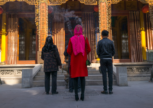 Hui muslim people praying in Yu Baba Gongbei shrine, Gansu province, Linxia, China