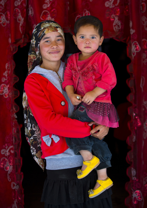 Young Uyghur Woman With Kid, Serik Buya Market, Yarkand, Xinjiang Uyghur Autonomous Region, China