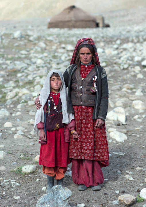 Portrait of a wakhi nomad mother with her daughter, Big pamir, Wakhan, Afghanistan