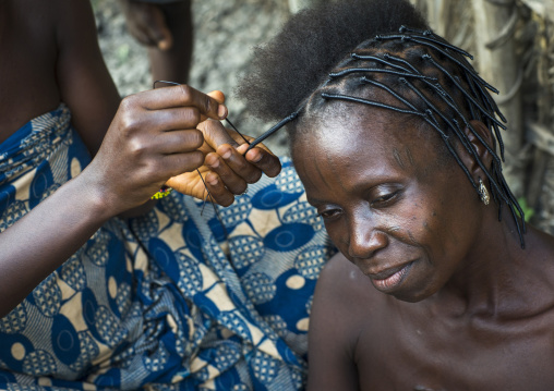 Benin, West Africa, Onigbolo Isaba, hairdresser at home in holi tribe
