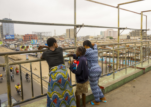 Benin, West Africa, Cotonou, people on the bridge over dantokpa market