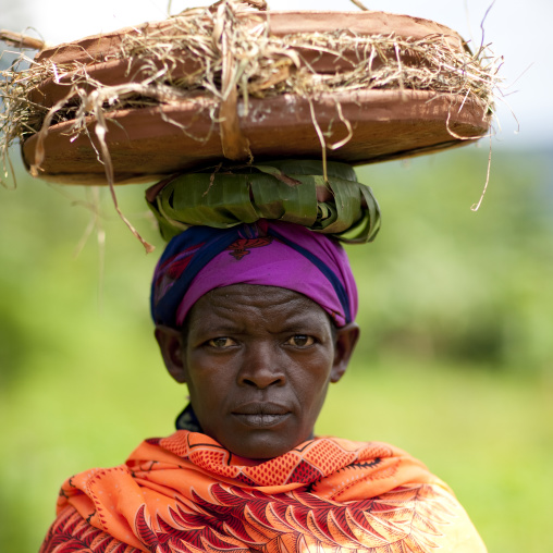 Menit woman carrying tum market, Omo valley, Ethiopia