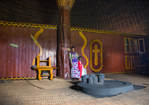 Gurage woman in front of the fireplace inside her traditional house, Gurage Zone, Butajira, Ethiopia