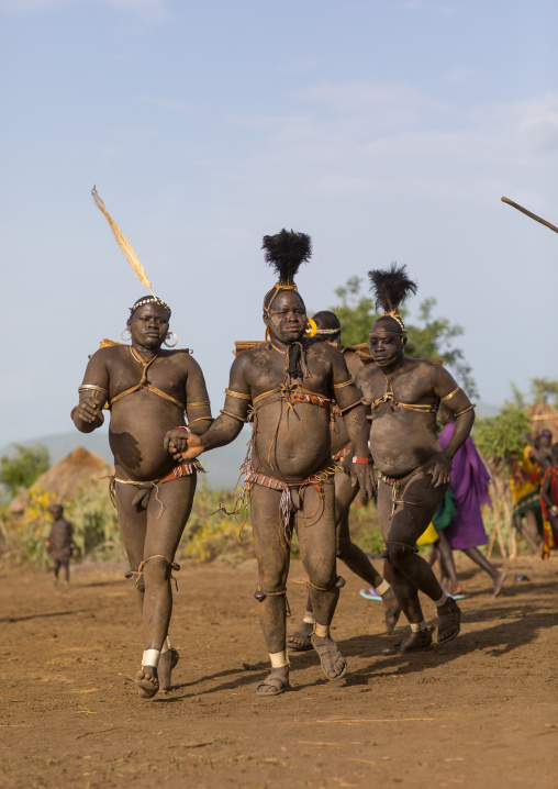 Bodi tribe fat men running during Kael ceremony, Omo Valley, Hana Mursi, Ethiopia