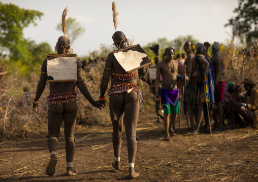 Bodi tribe fat men running during Kael ceremony, Omo valley, Hana Mursi, Ethiopia