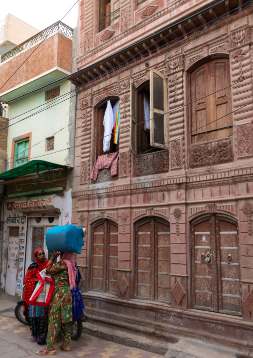 Indian women in front of a haveli in the old city, Rajasthan, Bikaner, India