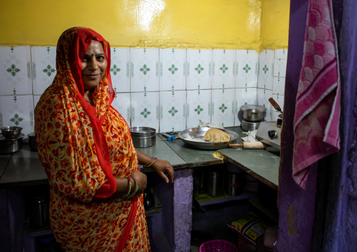 Portrait of a rajasthani woman in traditional clothing in her kitchen, Rajasthan, Jodhpur, India