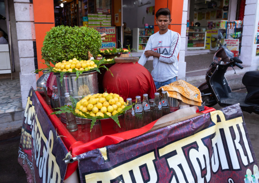 Fresh lemon juice for sale in the street, Rajasthan, Jodhpur, India