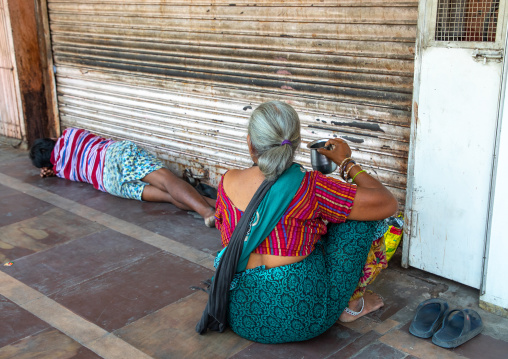Indian woman drinking in the street during ther heat wave, Rajasthan, Jaipur, India