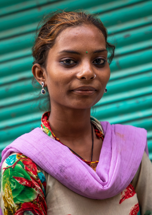 Portrait of a rajasthani teenage girl in traditional sari, Rajasthan, Jodhpur, India
