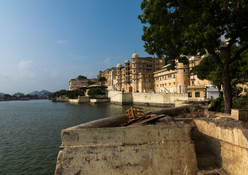 The city palace alongside lake Pichola, Rajasthan, Udaipur, India