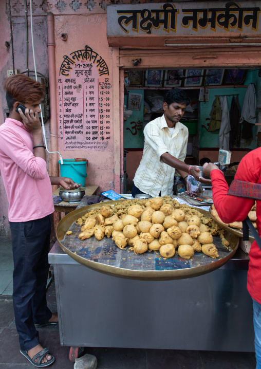 Indian men buying street food, Rajasthan, Jaipur, India