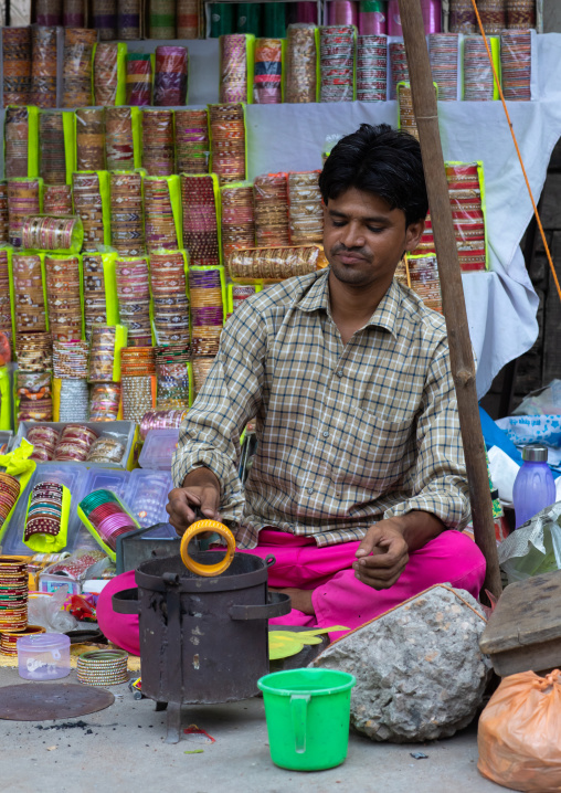 Indian jeweler making bracelets in his workshop, Rajasthan, Bundi, India