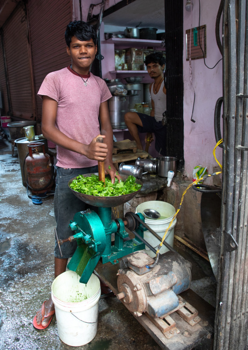 Indian man cooking in the street, Rajasthan, Jaipur, India