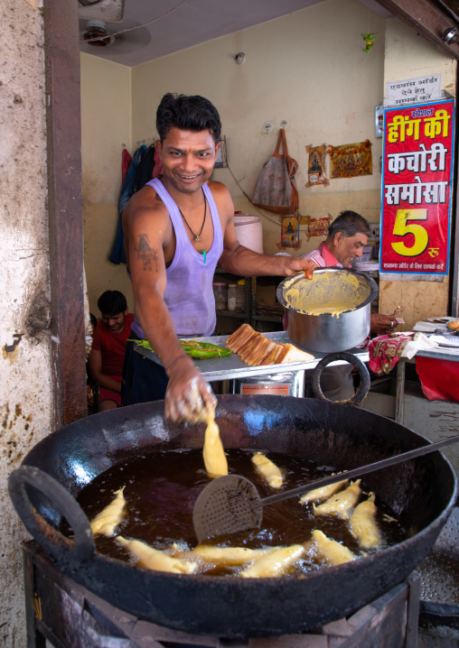 Indian man cooking fritter chilli, Rajasthan, Jaipur, India