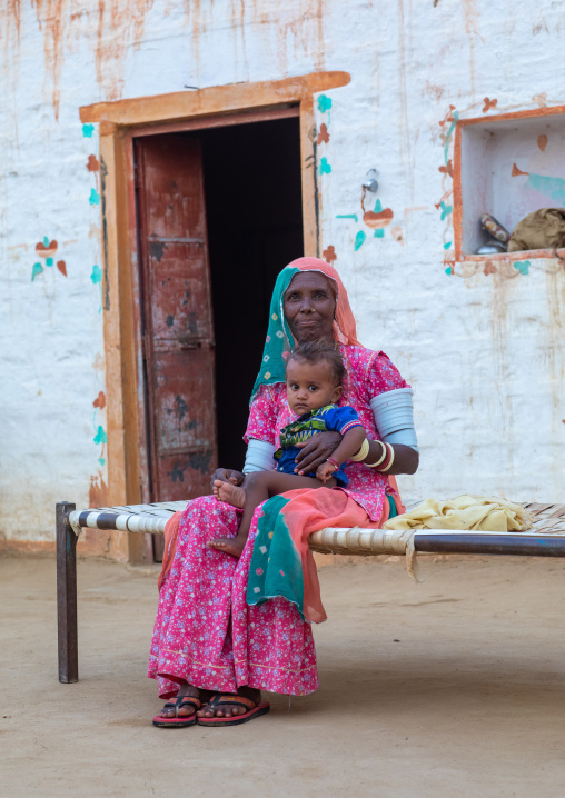 Portrait of rajasthani woman with her child, Rajasthan, Jaisalmer, India