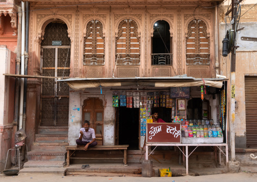Small food stall in front of a haveli in the old city, Rajasthan, Bikaner, India