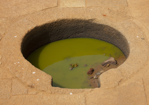 Waterwell Of Green Water Located In A Dry Pond At The Shore Temple, Mahabalipuram, India