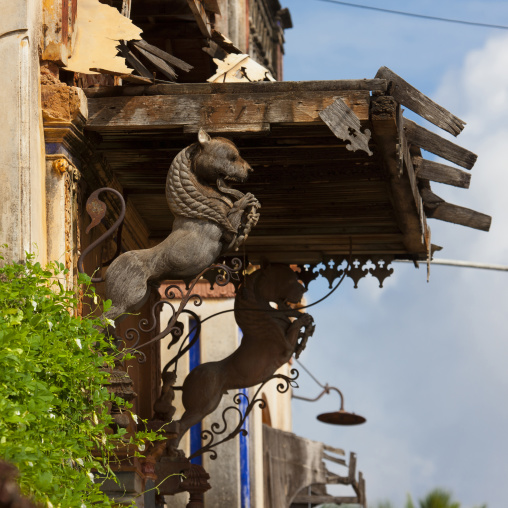 Wooden Carvings Of Animals On The Entrance Of A Chettiar Mansion, Kanadukathan Chettinad, India