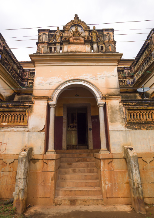 Hindu Statues On The Top Of The Entrance Of An Old Chettiar Mansion, Kanadukathan Chettinad, India