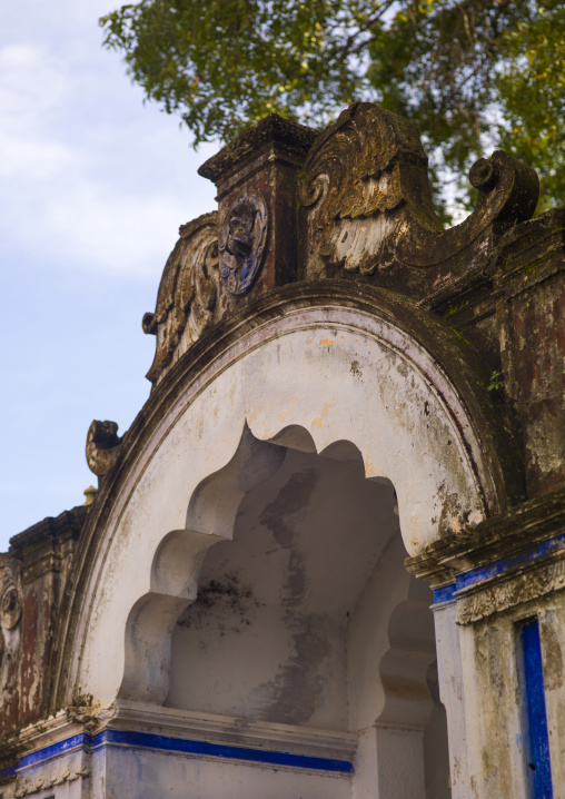 Old Carved Gateway With Decrepit Wall, Kanadukathan Chettinad, India