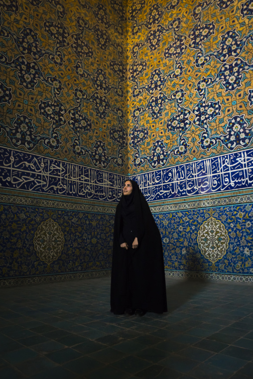 Iranian veiled woman inside sheikh lotfollah mosque, Isfahan province, Isfahan, Iran